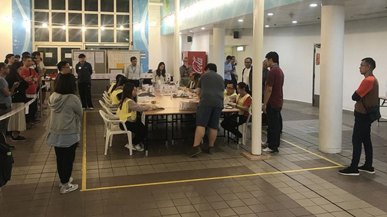 Hong Kong Yerel Seçiminde Demokrasi Savunucularının Zaferi