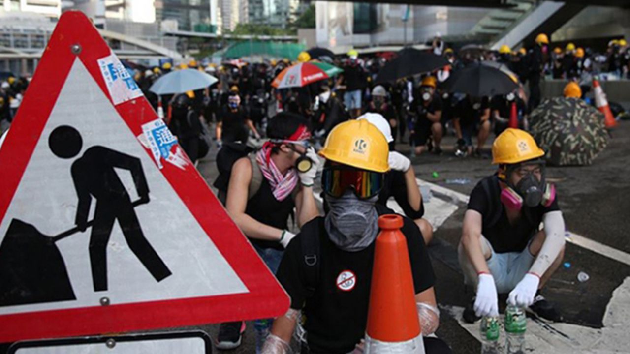 Hong Kong'daki Protestolar Oturma Eylemiyle Devam Ediyor