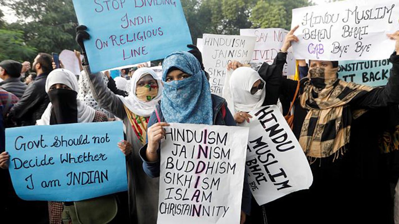 Hindistan'da Vatandaşlık Yasasına Karşı Protestolar Sürüyor