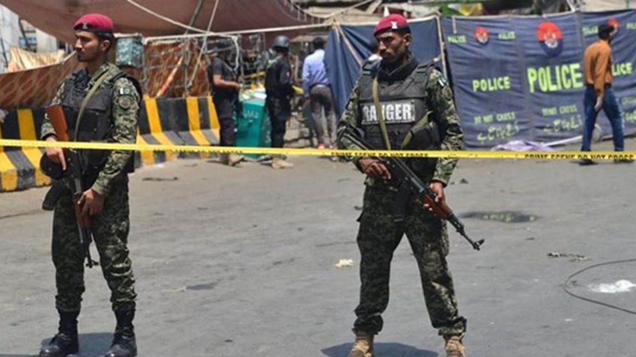 Pakistan'da Güvenlik Görevlilerinin Aracına Saldırı: 5 Ölü