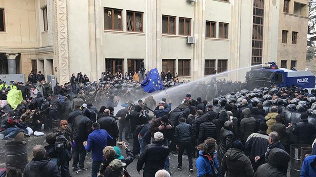 Gürcistan'da Güvenlik Güçleri, Parlamentoyu Kuşatan Protestoculara Müdahale Etti