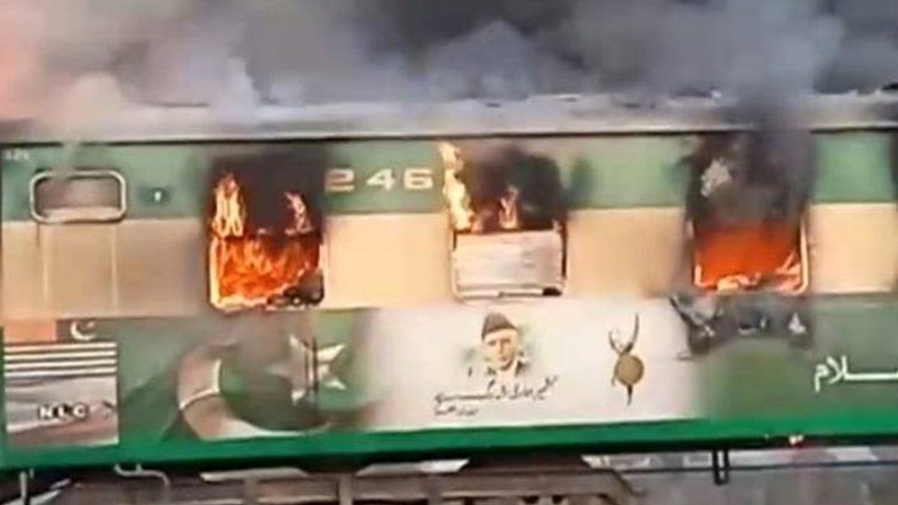 Pakistan'da Trende Yangın: En Az 62 Ölü