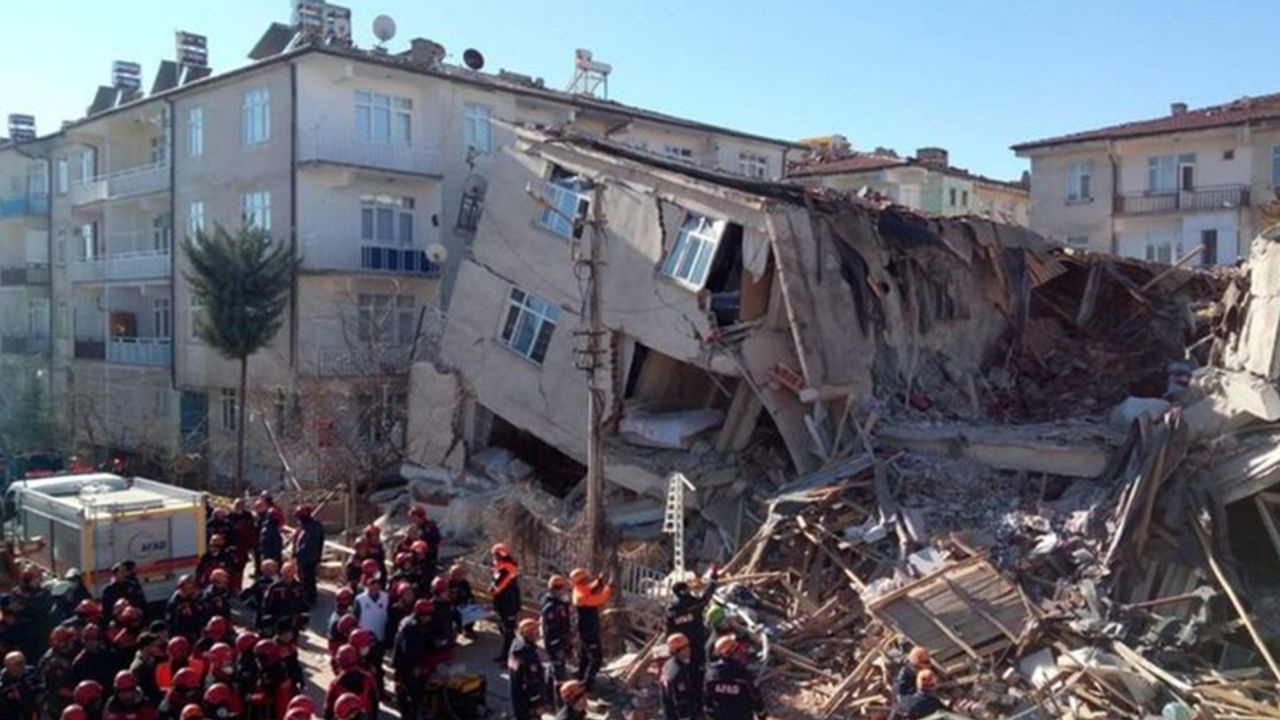 Elazığ Merkezli Depremde Ölü Sayısı Artıyor; Tüm Türkiye Seferber Oldu