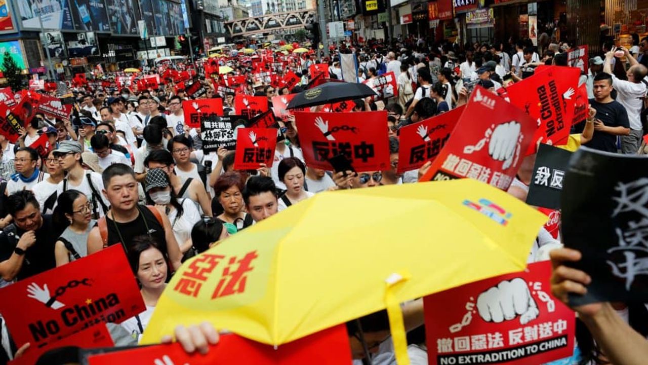 Hong Kong’da Yüz Binler Sokakta: ‘Çin’e İade Yasası’nı Protesto Ediyorlar