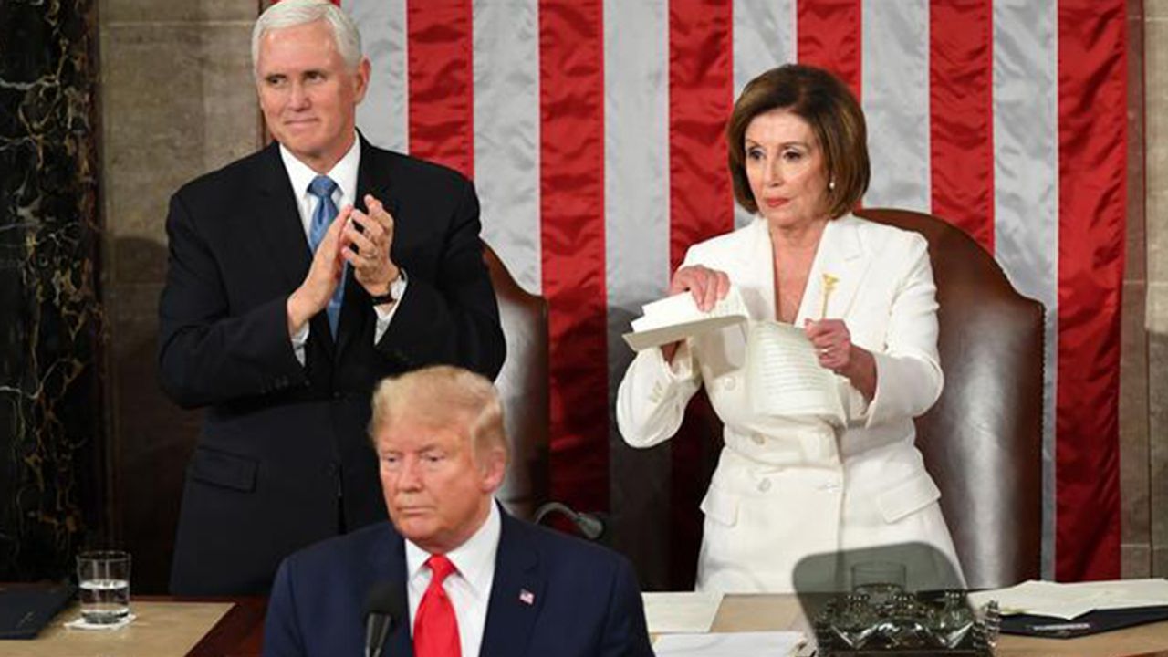 Trump'ın Konuşma Metnini Pelosi Yırtıp Attı