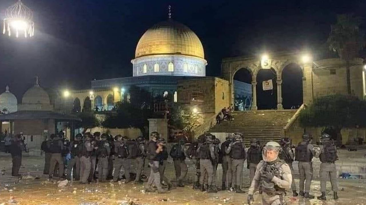 Siyonist İsrail Güçlerinden Yine Bir Ramazan Ayında Mescid-i Aksa’ya Kanlı Baskın