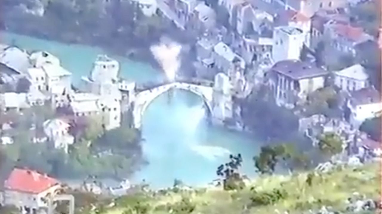 Bosna Hersek'in Tarihi Mostar Köprüsü'nün 1993 Yılında Yıkılmasına Dair Yeni Görüntüler