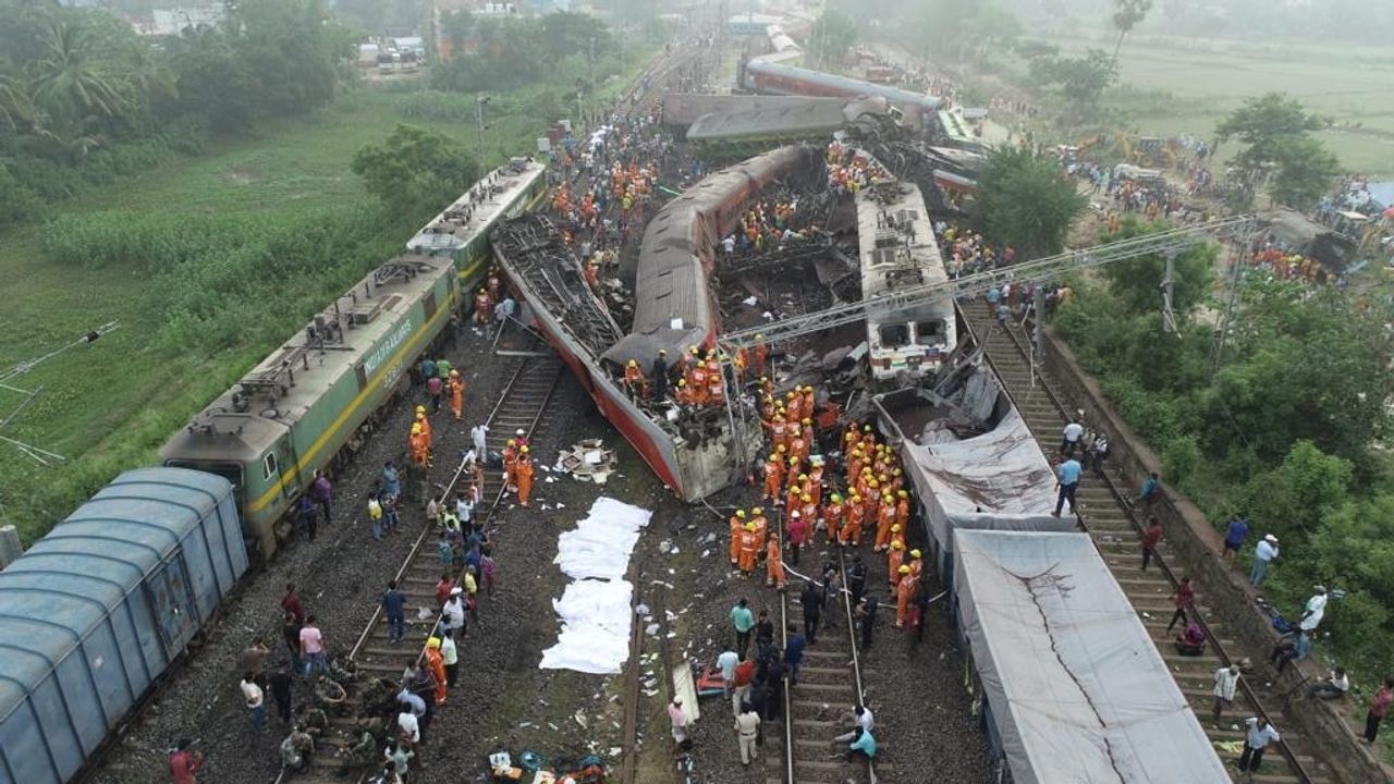 Hindistan'da iki tren raydan çıktı: En az 280 ölü