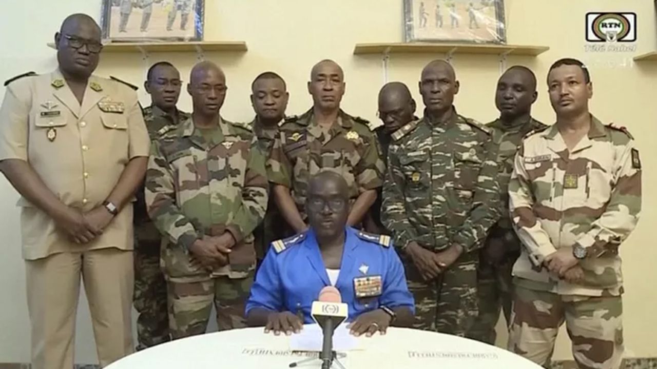 Nijer'de Seçilmiş Cumhurbaşkanı Bazoum'a Darbe: Asker Yönetime El Koydu