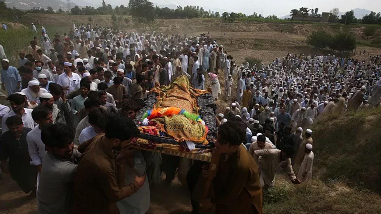 Pakistan’da Parti Mitingine Yönelik Bombalı Saldırıda 54 Kişi Öldü
