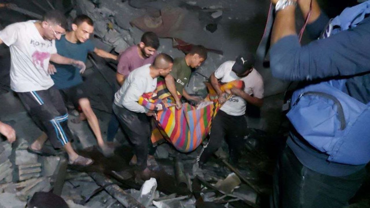 Gazze ve Kuzeyinde Enkazlardan Şehitlerin Cesetleri Çıkarılıyor