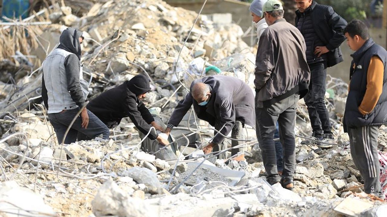 Gazze'de Enkaz Altında Kalanları Arama Çalışmaları Devam Ediyor