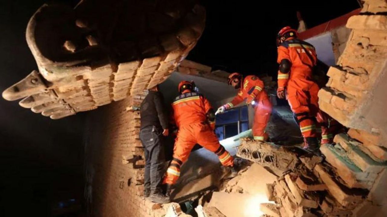 Çin'de 6,2 Büyüklüğünde Deprem: En Az 118 Ölü, 266 Yaralı
