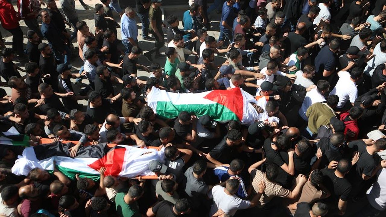 El-Halil'de İki Şehidin Cenaze Törenine Büyük Bir Kalabalık Katıldı