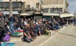 Kudüslüler Ramazan’ın Son Cumasını Mescid-i Aksa Yakınında Eda Etti