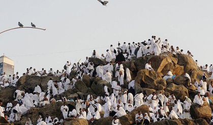 Hacı Adayları Arafat'ta; Rahmet Dağında Eller Semaya Açıldı