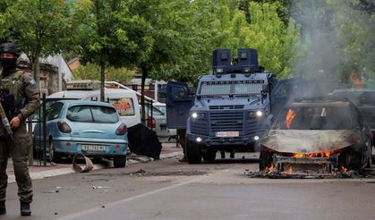 Kosova'nın Sırp Bölgesinde Gerginlik: Vucic'ten Orduya 'Hazır Ol' Emri