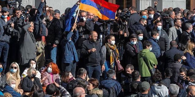 Ermenistan'da Binlerce Kişi Paşinyan'ın İstifasını İstedi