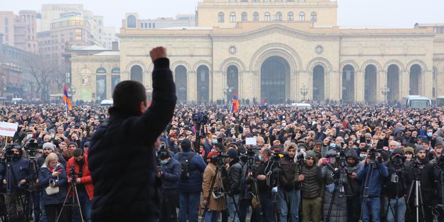 Karabağ Hezimeti Sonrası Ermenistan'da Binlerce Kişi Paşinyan'ı Protesto Etti