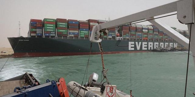 Mısır: Süveyş Kanalı'nda Sıkışan Gemi, Dünya Çapında Nakliyeyi Tehlikeye Attı