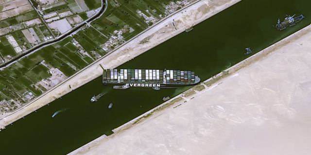 Dünya Ticaretinin Gözü Süveyş Kanalında: Kurtarma Operasyonu Sürüyor