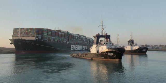 Süveyş Kanalı'nda Karaya Vuran Ever Given İsimli Gemi Kurtarıldı