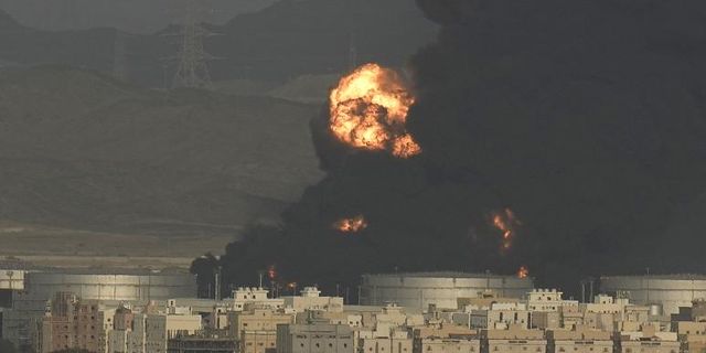 Husiler Suudi Arabistan'da Petrol Deposunu Vurdu 