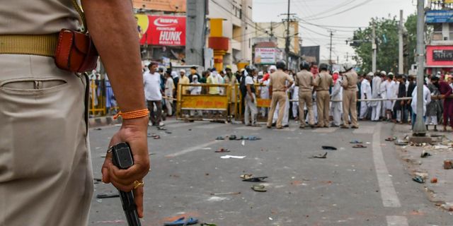 Hindistan Polisi Müslüman Göstericilere Saldırdı: 2 Kişi Katledildi