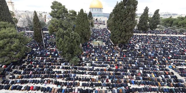 Mescid-i Aksa'da 250 Bin Müslüman Cuma Namazında Saf Tuttu