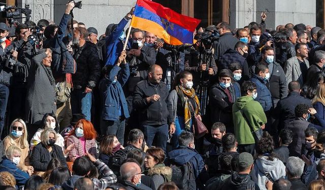 Ermenistan'da Binlerce Kişi Paşinyan'ın İstifasını İstedi