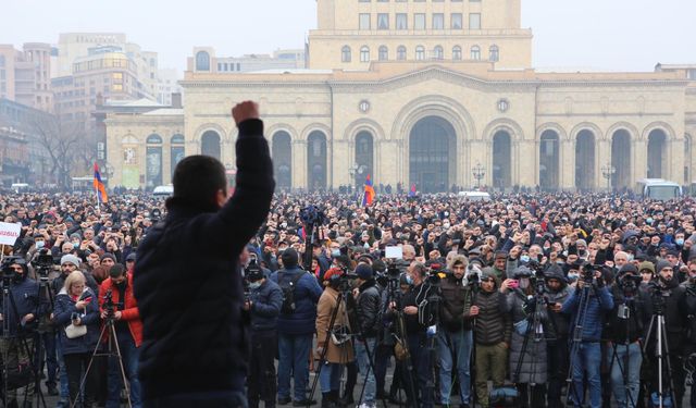 Karabağ Hezimeti Sonrası Ermenistan'da Binlerce Kişi Paşinyan'ı Protesto Etti