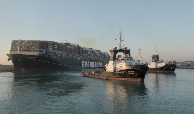 Süveyş Kanalı'nda Karaya Vuran Ever Given İsimli Gemi Kurtarıldı