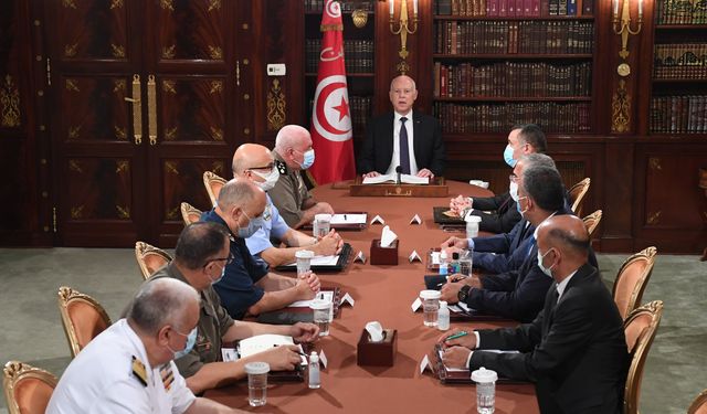 Tunus'ta Sivil Darbe! Başbakan Görevden Alındı Meclisin Yetkileri Donduruldu