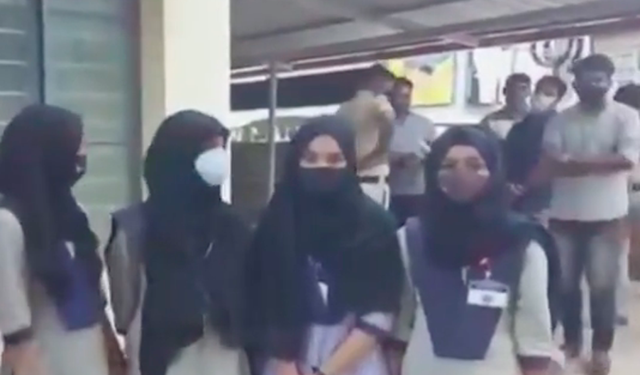 Hindistan'da Başörtülü Müslüman Öğrenciler Haftalardır Sınıfa Alınmıyor