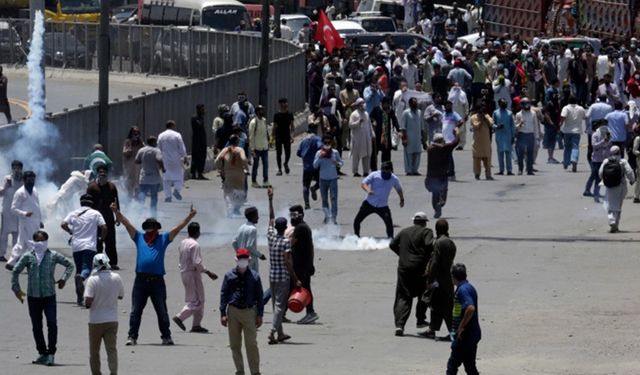 Pakistan’da Erken Seçim Protestoları Kitlesel Çatışmaya Dönüştü
