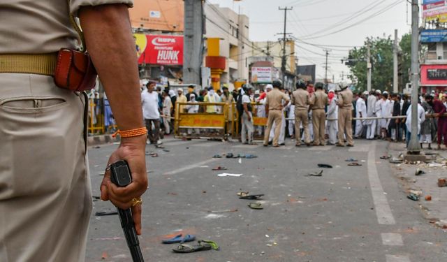 Hindistan Polisi Müslüman Göstericilere Saldırdı: 2 Kişi Katledildi