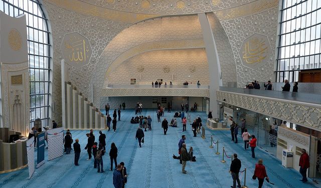 Köln’de Camilerde Hoparlörden Ezan Okunabilecek