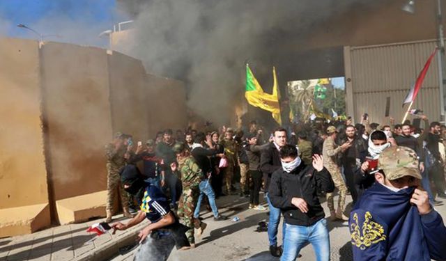 Bağdat'ta ABD Büyükelçiliğini Basan Göstericiler Çekildi