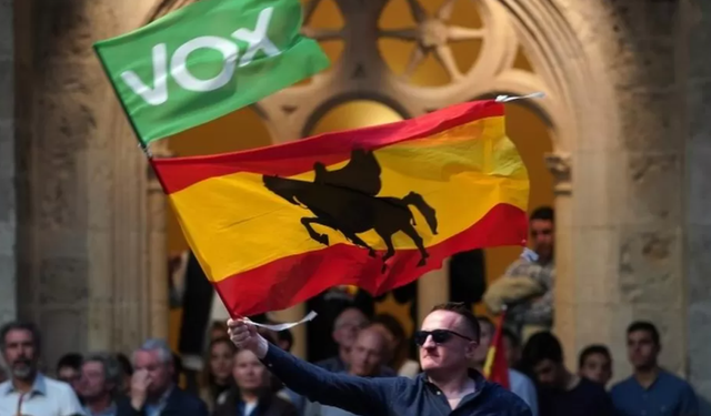 İspanya'da ırkçı Vox Partisi camileri kapatmayı vadetti