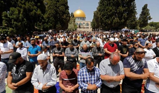 Ramazan'ın Son Cumasında Mescid-i Aksa'da 120 Bin Kişi Toplandı