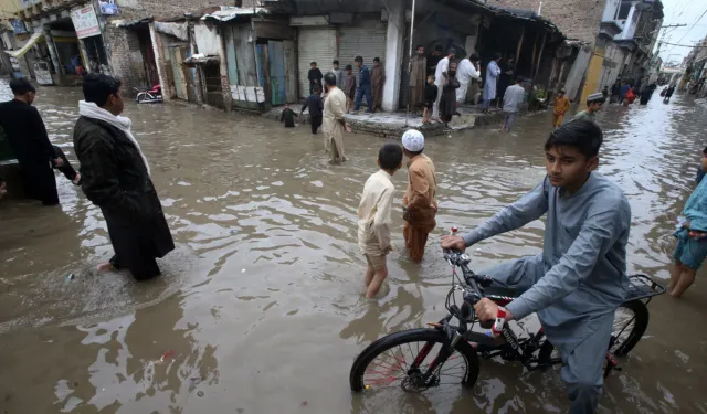 Pakistan'da Şiddetli Yağışlar ve Yıldırım Düşmesi Sonucu 63 Kişi Can Verdi