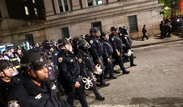 New York Polisi Columbia Üniversitesi'ni Basarak Yüzlerce Öğrenciyi Gözaltına Aldı