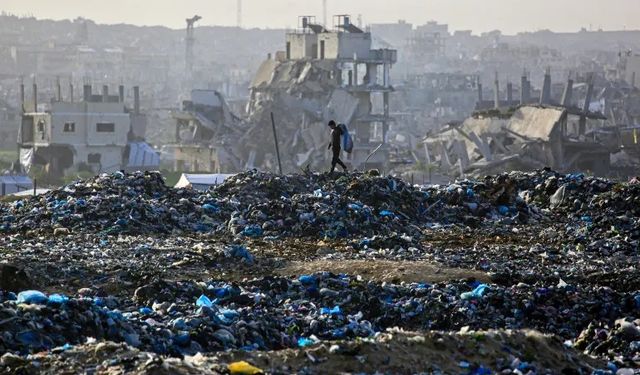 Gazze Şeridi’nin Doğusunda Yıkımlarını Sürdüren İşgal Güçleri Bir Kişiyi Şehit Etti