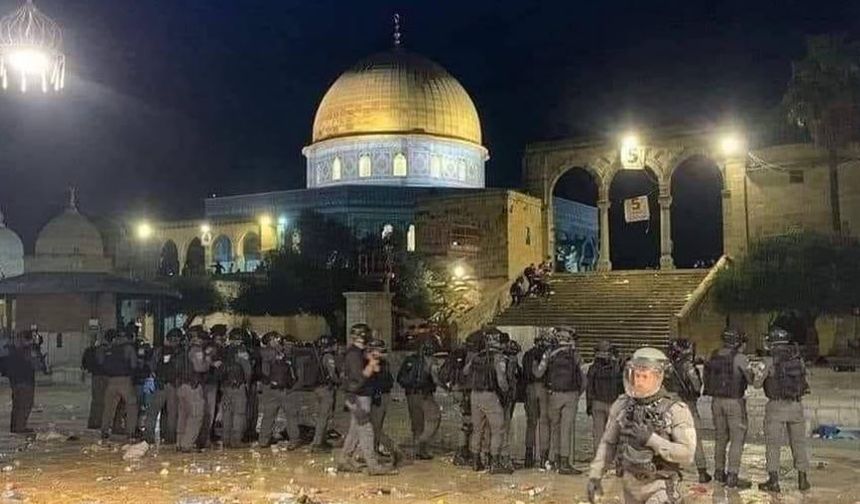 Siyonist İsrail Güçlerinden Yine Bir Ramazan Ayında Mescid-i Aksa’ya Kanlı Baskın