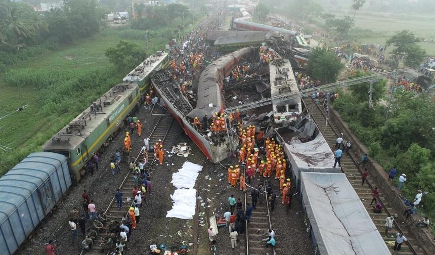 Hindistan'da iki tren raydan çıktı: En az 280 ölü