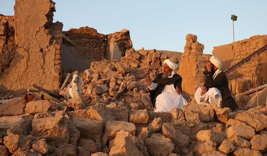 Afganistan'da Şiddetli Depremler: 2 Binin Üzerinde Can Kaybı