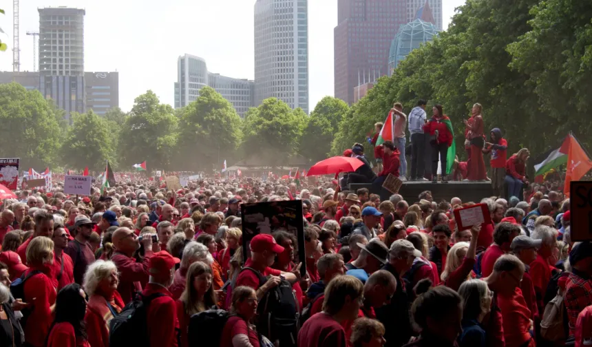 Hollanda'da Hükümetin Gazze'ye Destek Vermesi için Yürüyüş Düzenlendi