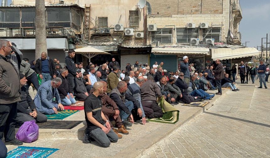 Kudüslüler Ramazan’ın Son Cumasını Mescid-i Aksa Yakınında Eda Etti