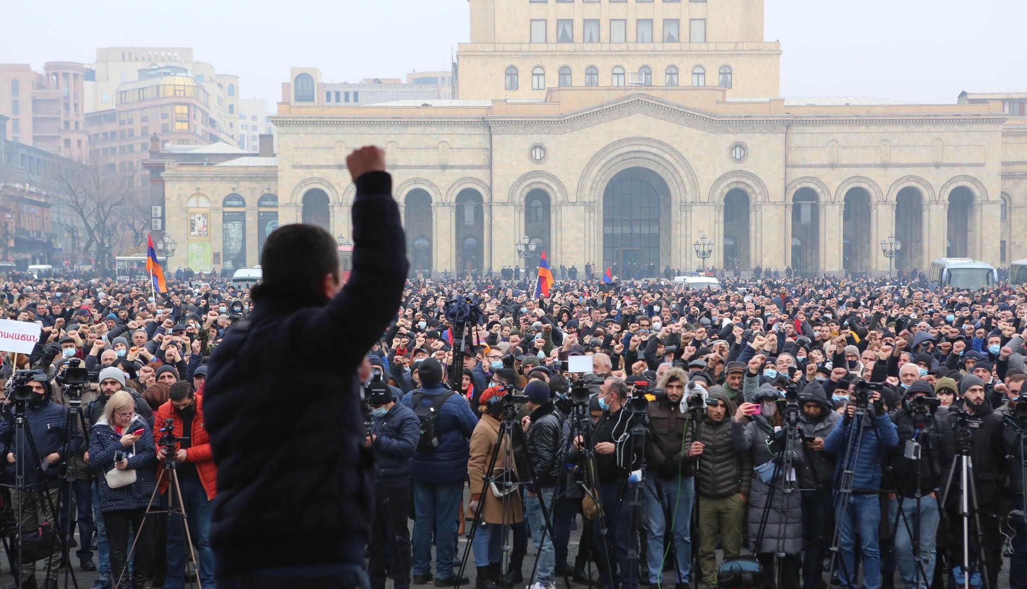 Karabağ Hezimeti Sonrası Ermenistan'da Binlerce Kişi Paşinyan'ı Protesto Etti