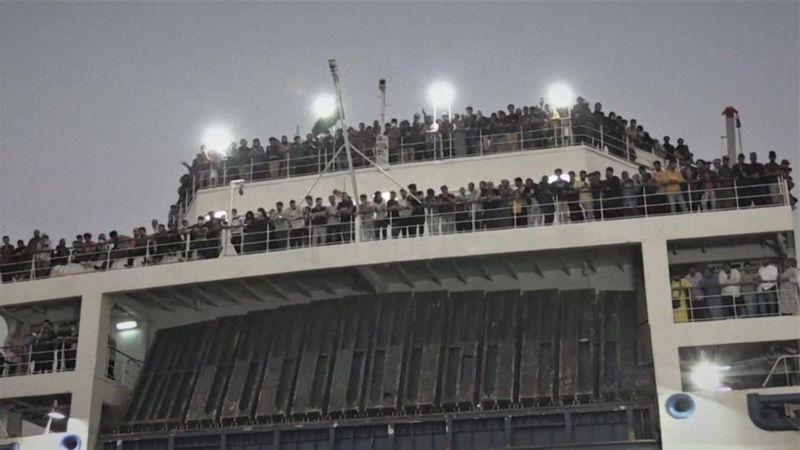 Sudan'dan tahliye edilen yüzlerce kişi gemiyle Suudi Arabistan'a ulaştı